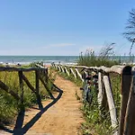 Comfy Seafront With Terrace Appartamento