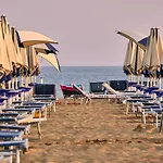 Comfy Seafront With Terrace Appartamento