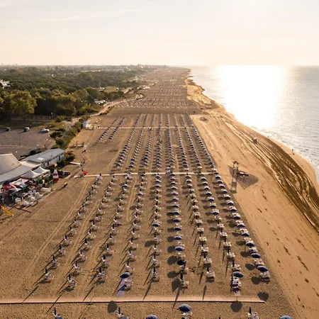 Comfy Seafront With Terrace Apartament Bibione