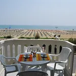 Comfy Seafront With Terrace Апартаменты Бибионе